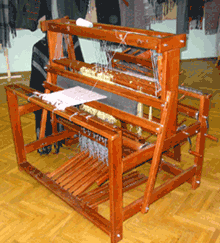 Osmonitni podni razboj. Foto sa  izlozbe Udruzenja tkalja Novi Sad 2006. godine